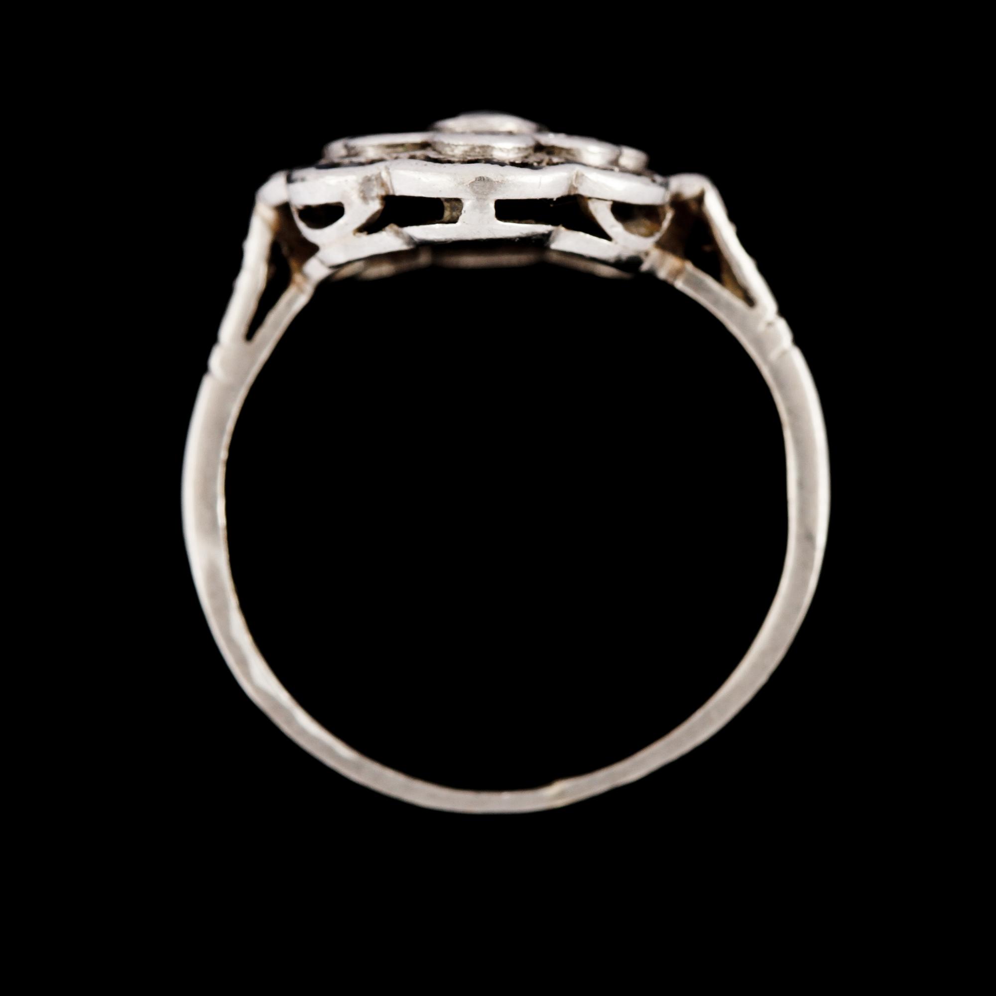 RING, platina med fasettslipade blå safirer samt åttkantslipade diamanter. Vikt 3,2 g.