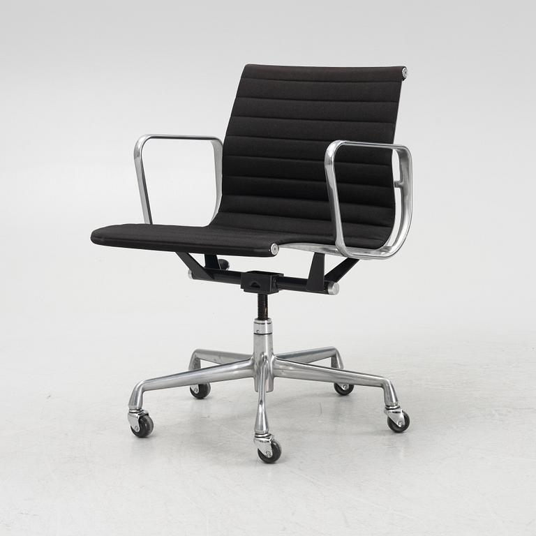 Charles & Ray Eames, swivel chair, 'EA 335', Norman Miller 1997.