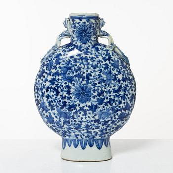 A Chinese blue and white porcelain moonflask, Qing dynasty, 19th century.