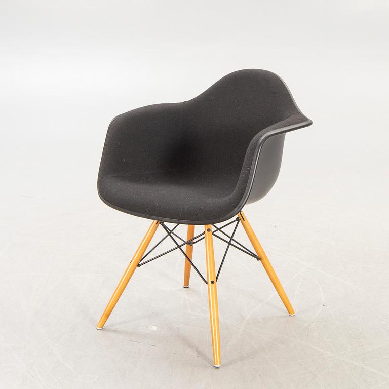 Charles and Ray Eames, stol, "Plastic chair DSW", Vitra, 2011.