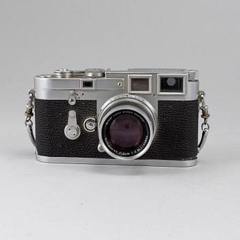 A LEICA M3, 1954, with objectives and accessoaries.