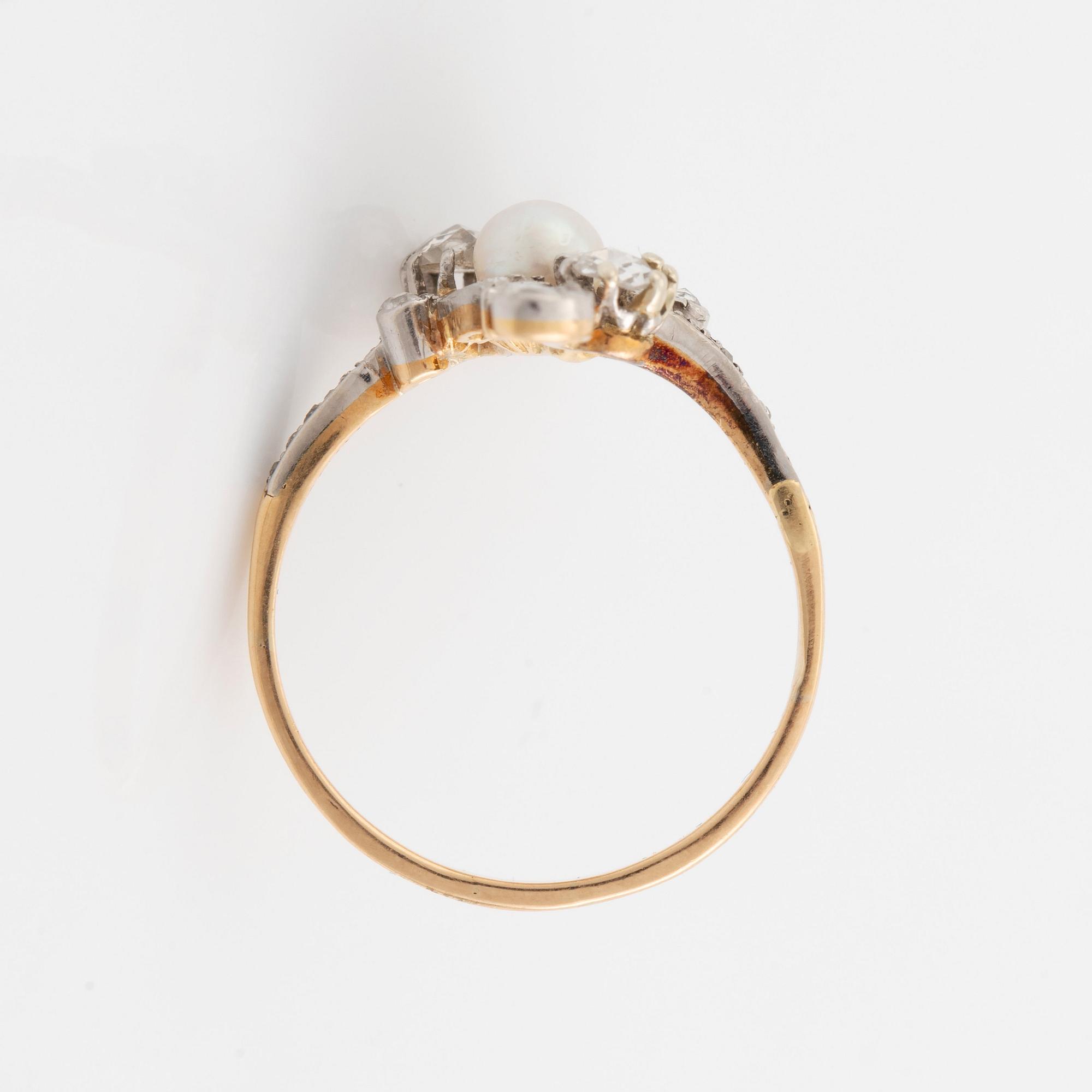 Ring guld och platina med en pärla och rosenslipade diamanter.