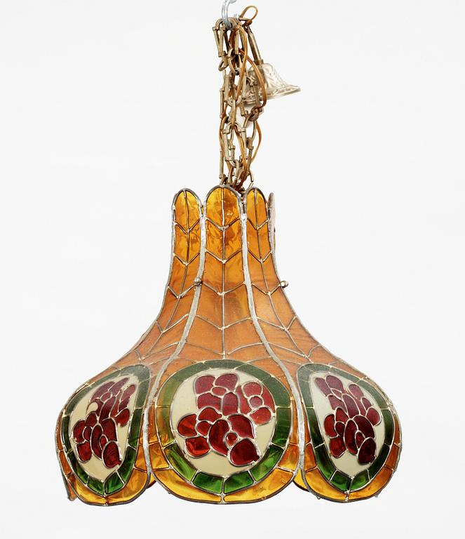 TAKLAMPOR, 2 st, Tiffanystil, 1900-talets andra hälft. Diam 43-46.