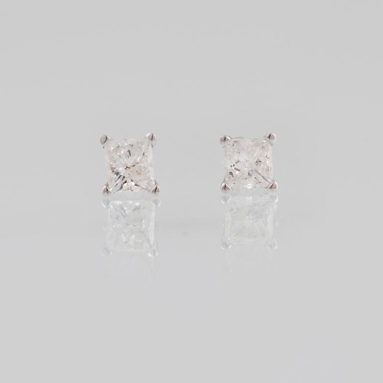 ÖRHÄNGEN, 18K vitguld med prinsesslipade diamanter ca 0.50 ct. Vikt 0,6 gram.