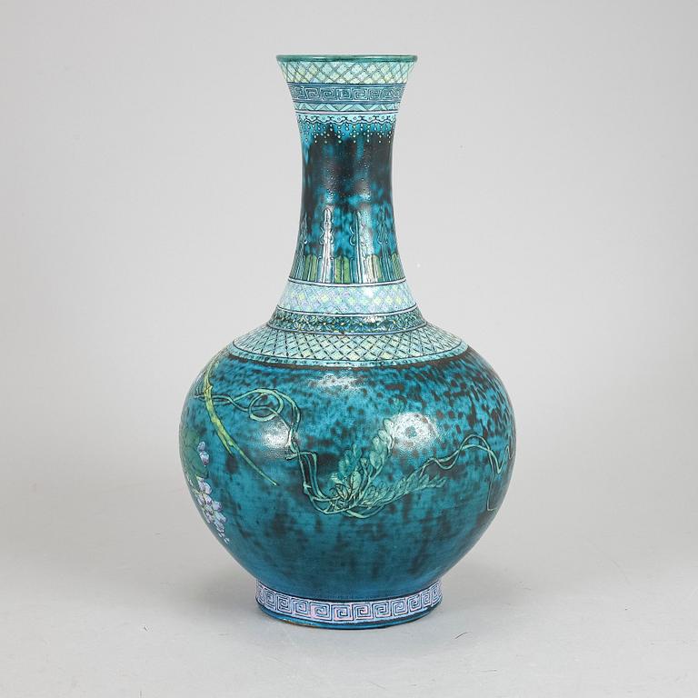 A Japanese vase, 20th century.