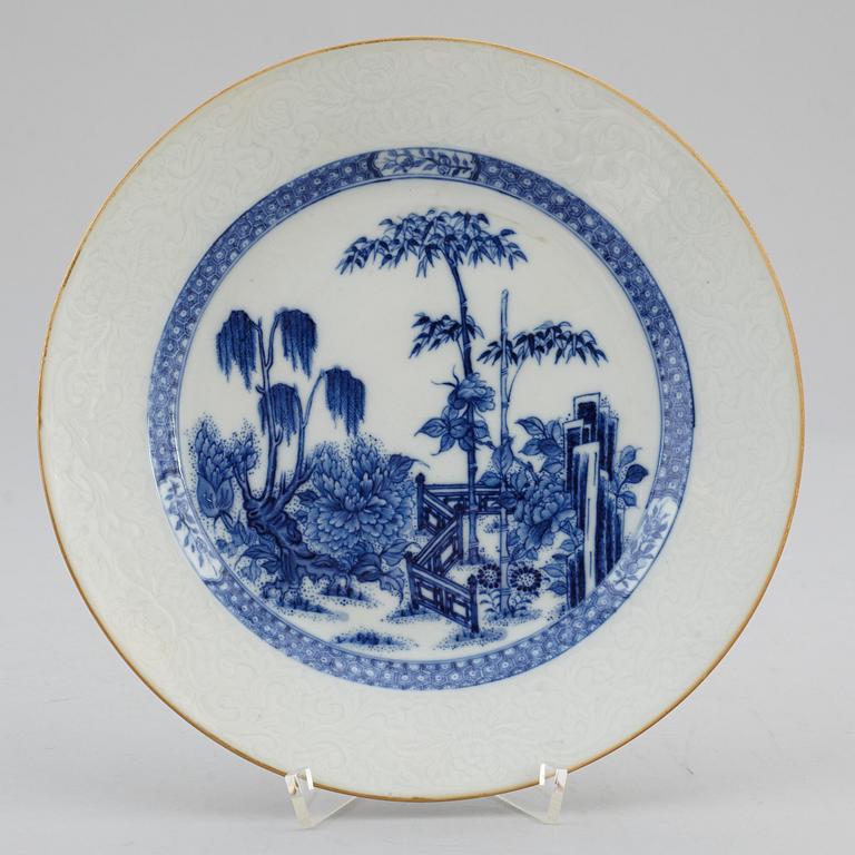 A soft paste porcelain plate, Qing dynasty, early 18th century.
