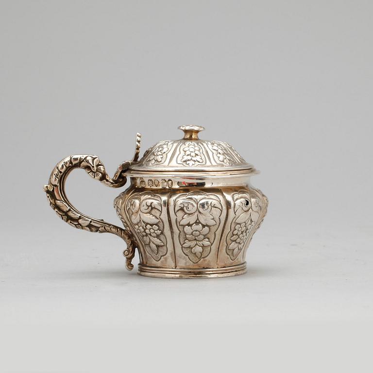 SENAPSKAR, silver, London 1842. Vikt ca 105 gram.