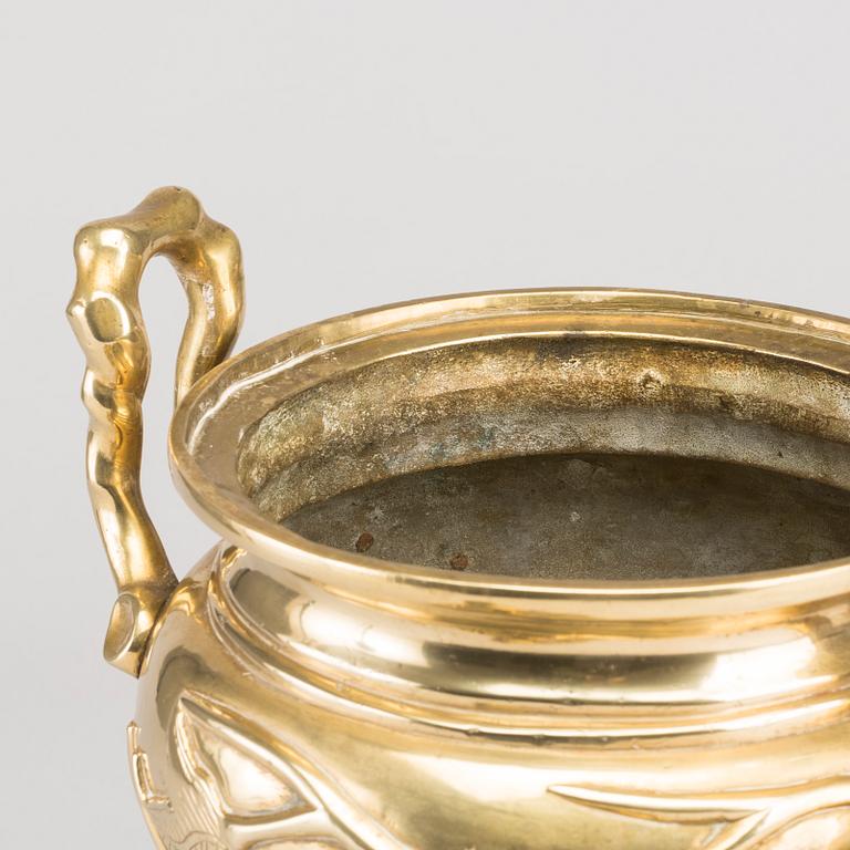 RÖKELSEKAR PÅ STÄLL, brons. Kina, 1900-tal.