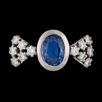 A blue sapphire and brilliant cut diamond ring, tot. app. 0.70 cts.