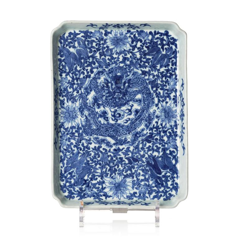 A blue and white dragon tray, Qing dynasty, 19th century.