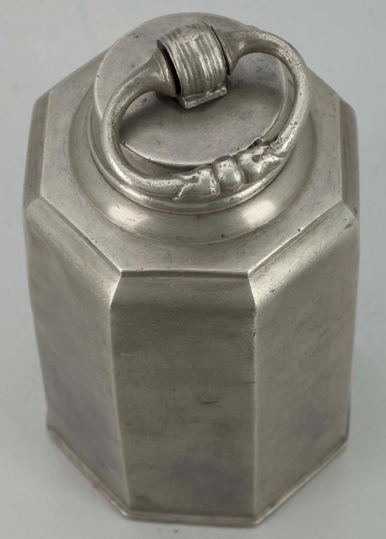 LJUSSTAKAR ETT PAR, mässing, 1800-talets mitt. FLASKA, tenn 1700-tal.