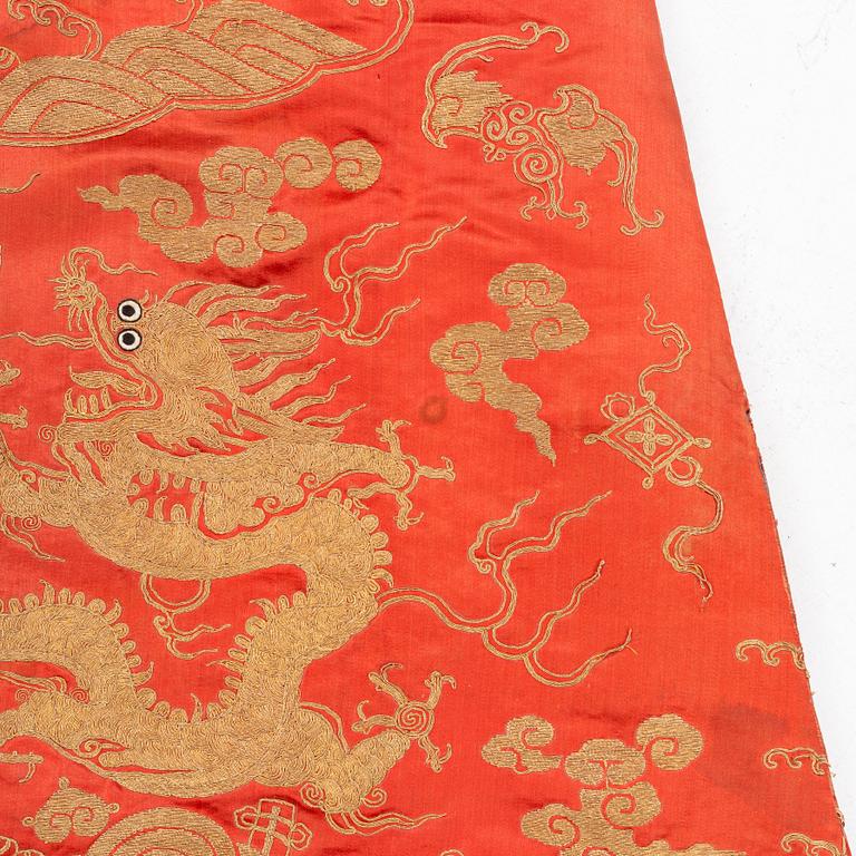 An embrodered silk robe, Qing dynasty (1644-1912).