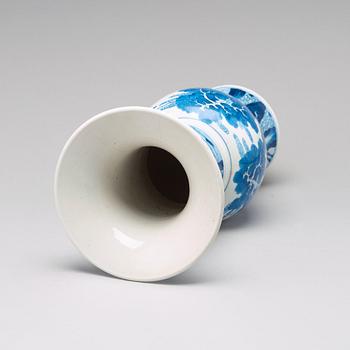 A blue and white vase, Qing dynasty, Kangxi (1662-1722).
