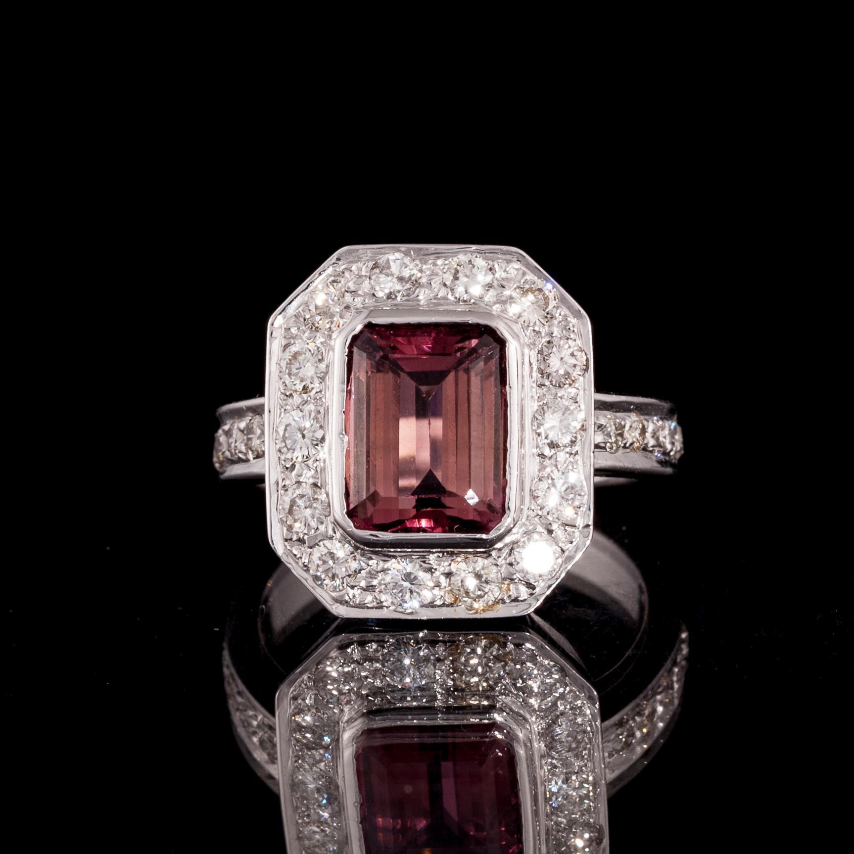 RING, 18K vitguld, rosa turmalin, briljantslipade diamanter. Vikt ca 7,0 g.