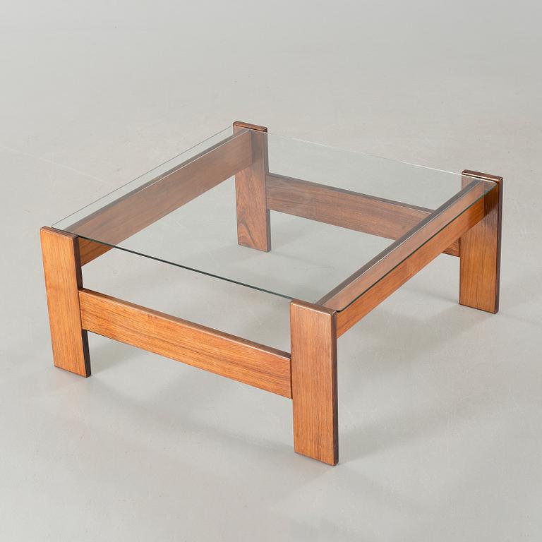 A late 20th century coffee table.