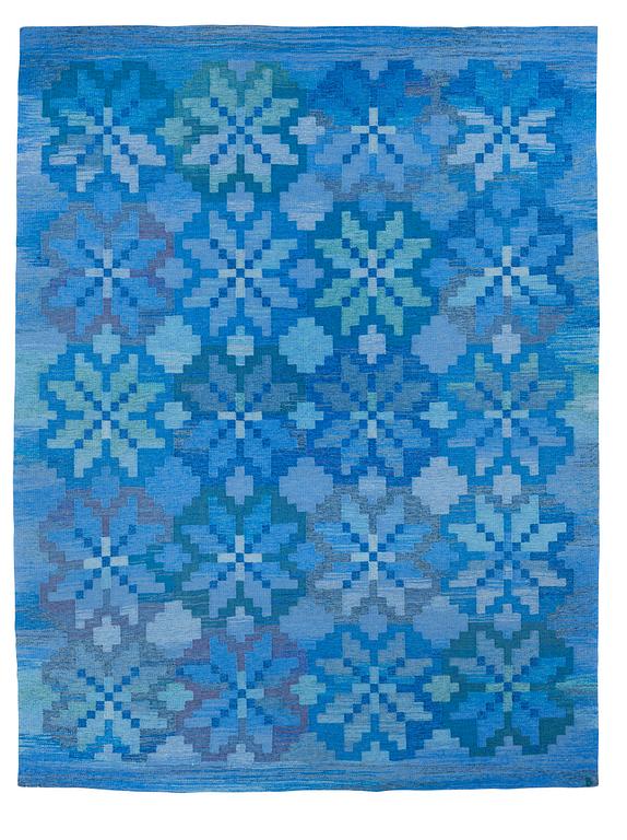 CARPET. Flat weave. 337,5 x 256,5 cm. Signed B. Sweden around 1970.
