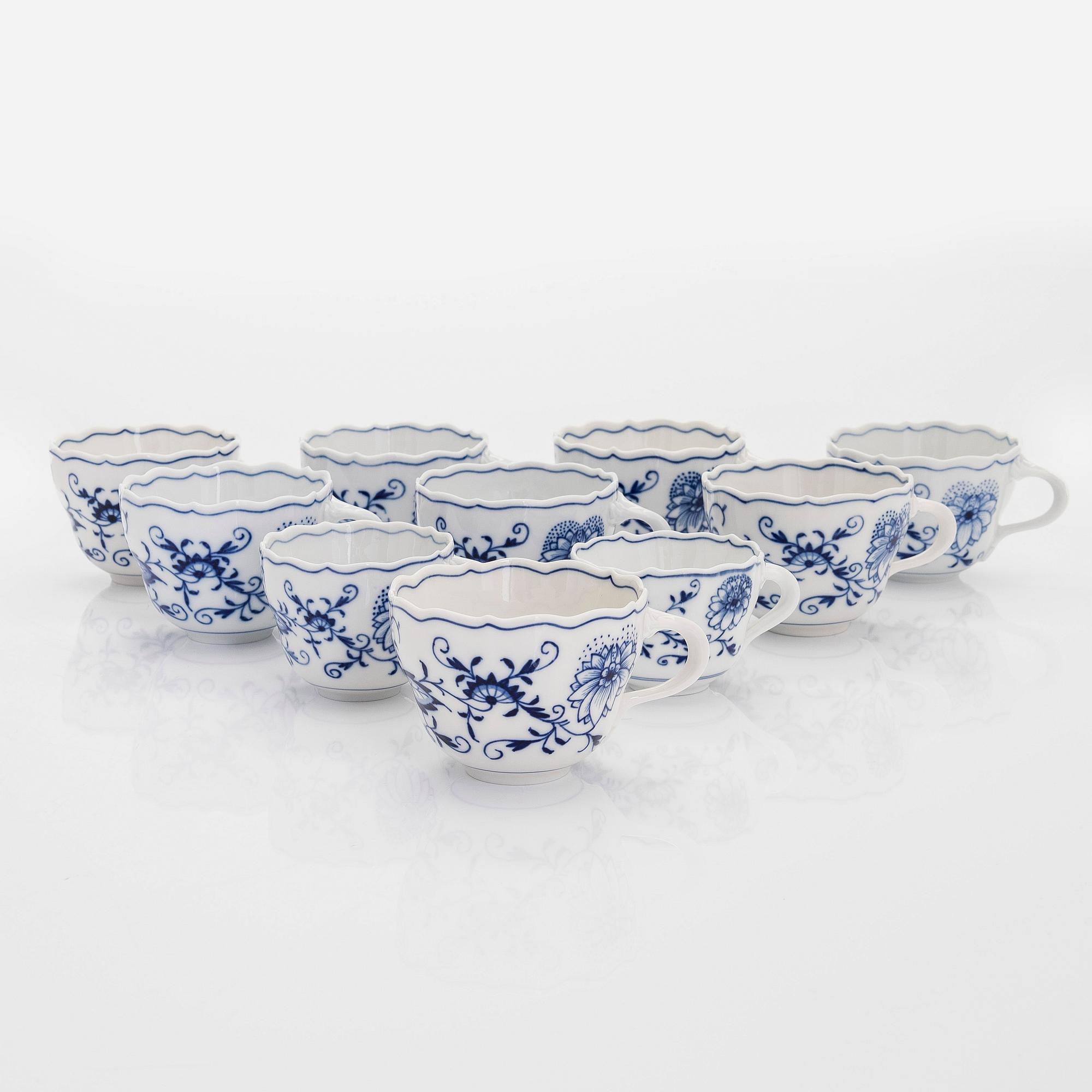 Service 89 pcs "Onion Pattern" Meissen, second half of the 20th century.