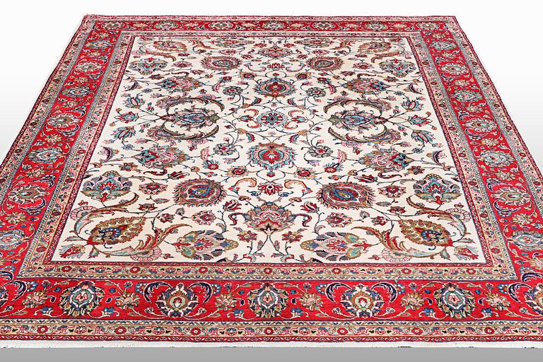 A carpet, Sarouk, ca 397 x 298 cm.