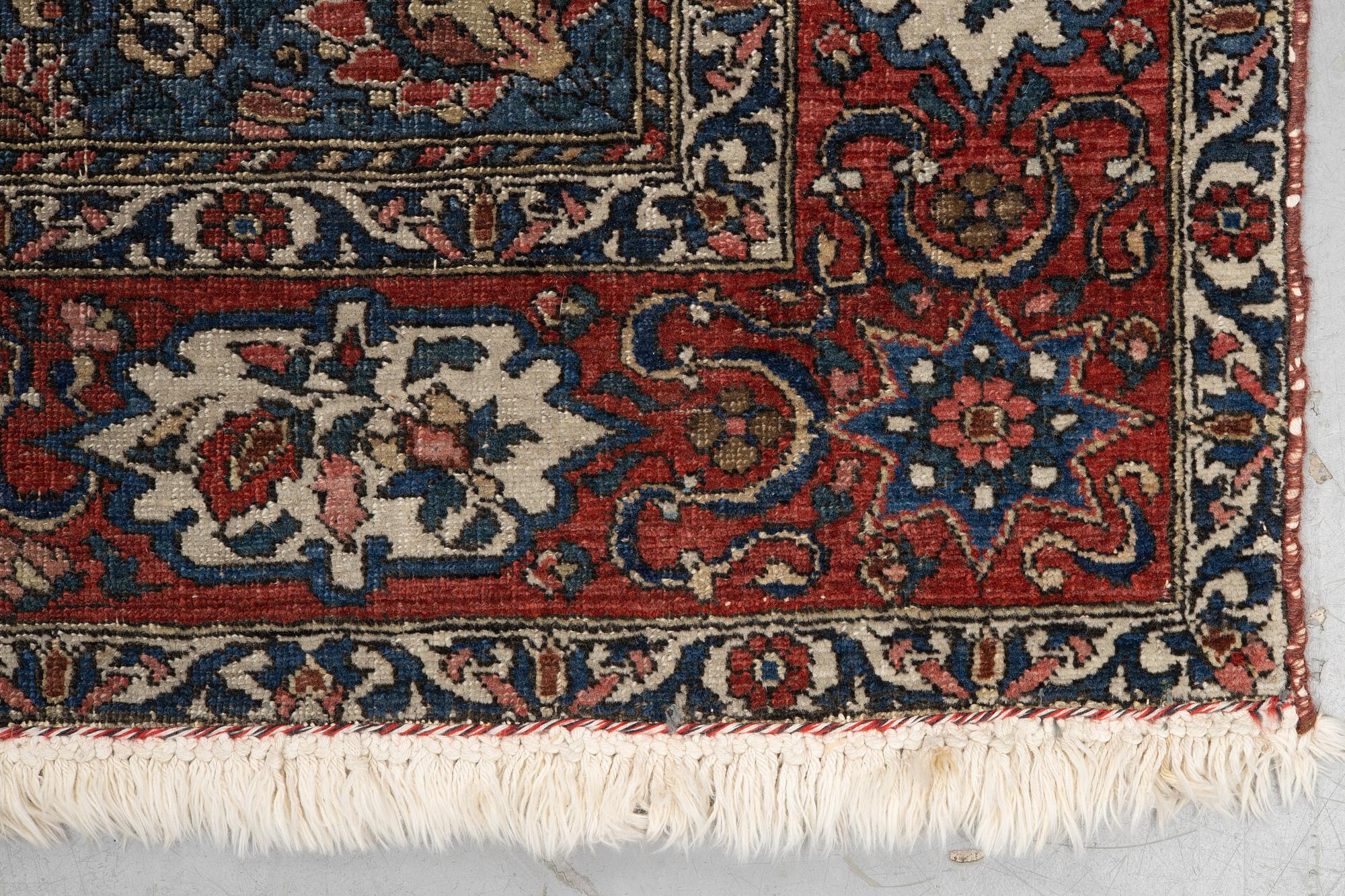Rug, semi-antique Bakhtiari ca 208 x 126 cm.