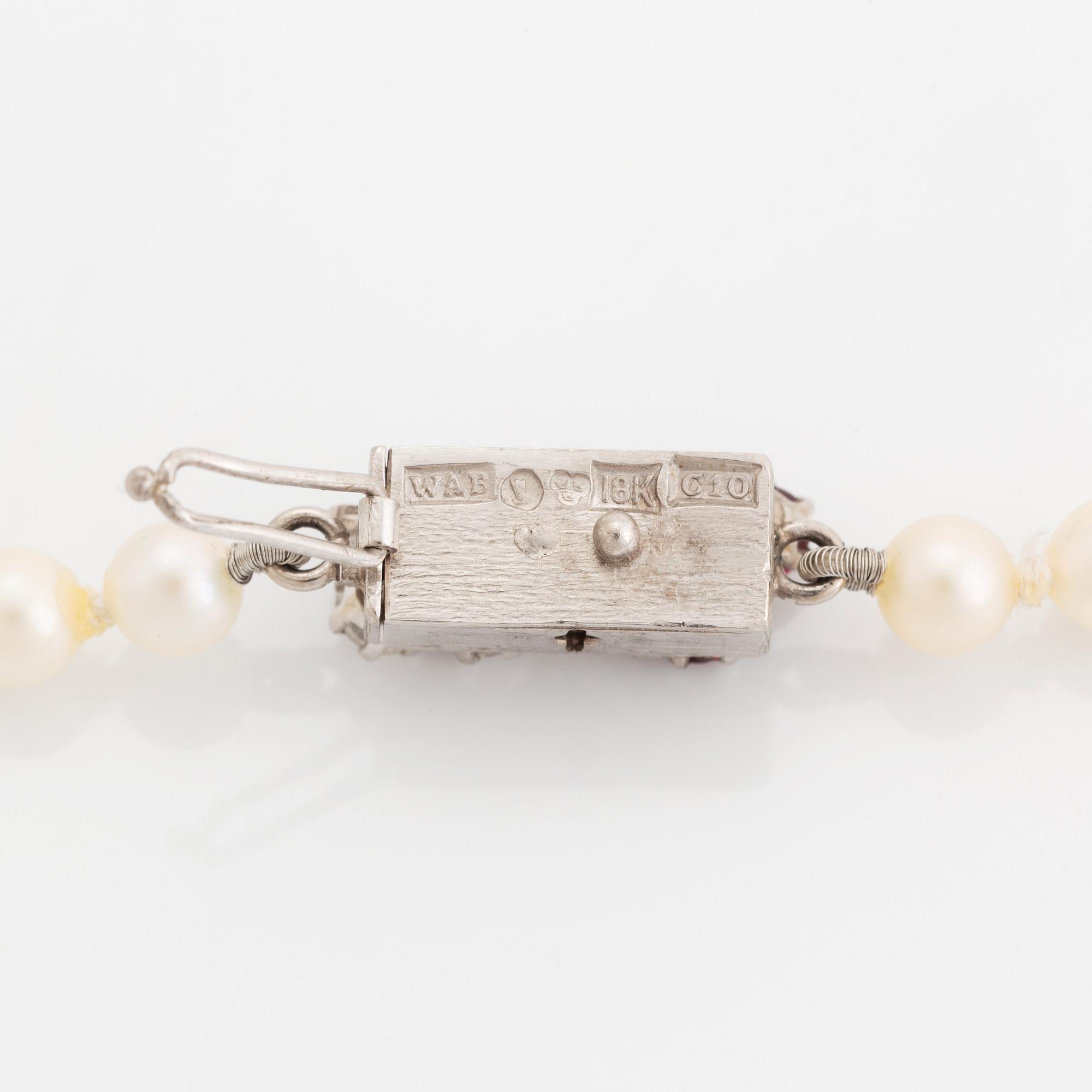 WA Bolin två collier odlade pärlor lås 18K vitguld med runda briljantslipade diamanter och rubiner.