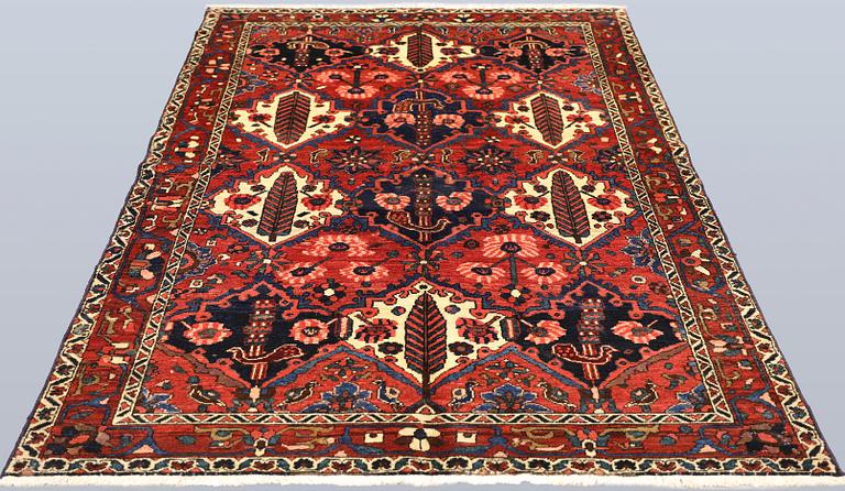 A semi-antique Bakhtiari rug, approx. 206 x 148 cm.