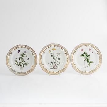 A set of three porcelain plates, Hausmalerei, Royal Copenhagen, Denmark.