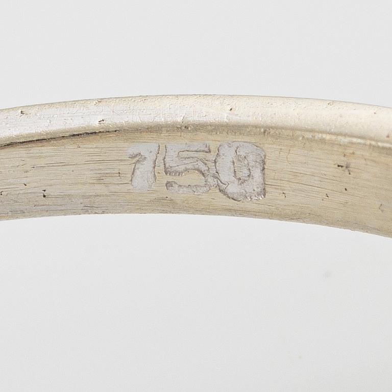 Ring, carmosé, 18K white gold with synthetic sapphire and brilliant-cut diamonds.