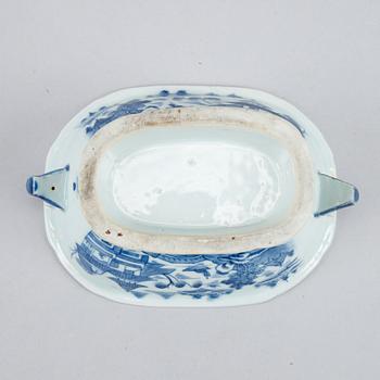 A blue and white vegetable tureen with cover and a butter tureen with cover, Qingdynasty, 19th Century.