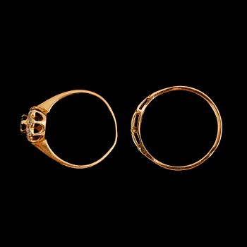 RINGAR, 2 st, 18 k guld, safir samt mindre diamanter. Total vikt ca 5 g.