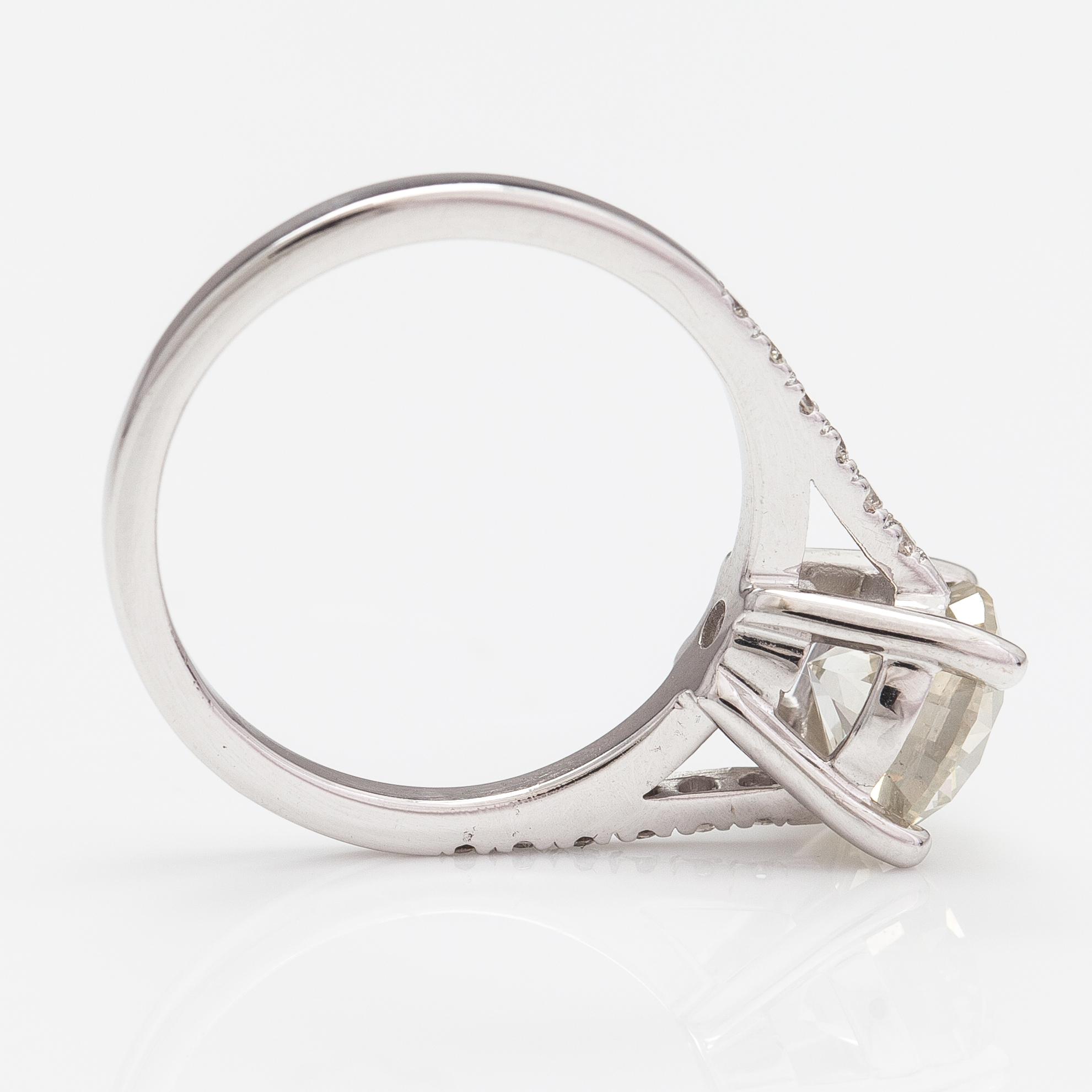 A 14K white gold ring with diamonds ca. 2.23 ct in total. AIG-certificate.