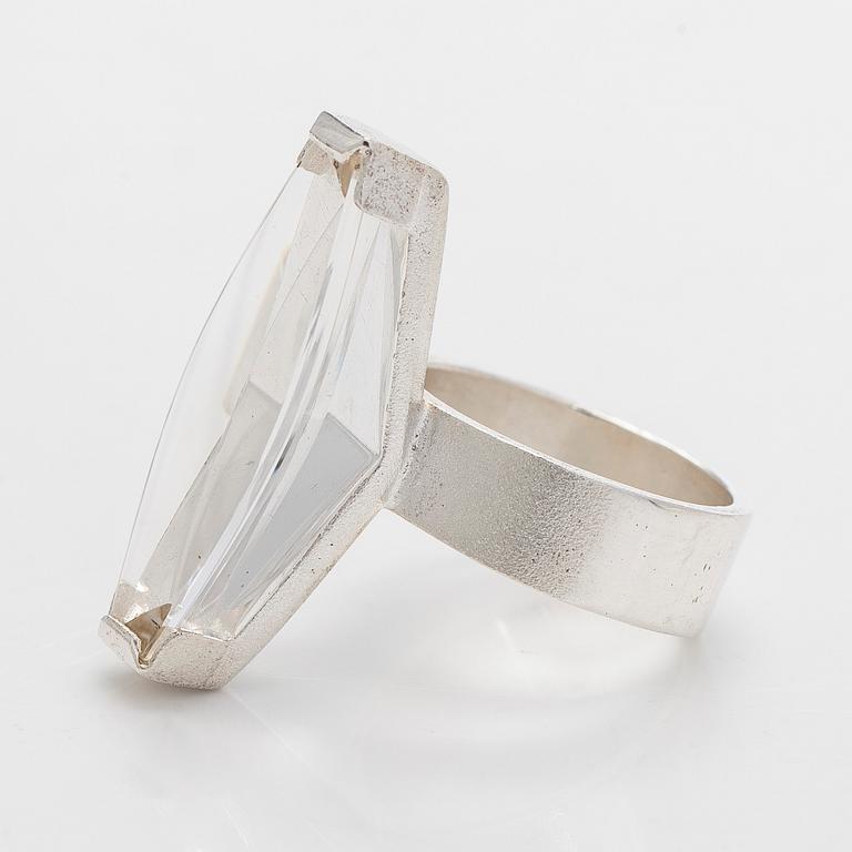 Björn Weckström, sormus, "Luminoso", viistehiottu vuorikristalli, hopeaa.