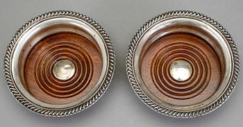 COASTERS, ett par, silver och trä, Mappin & Webb, Birmingham, 1994.