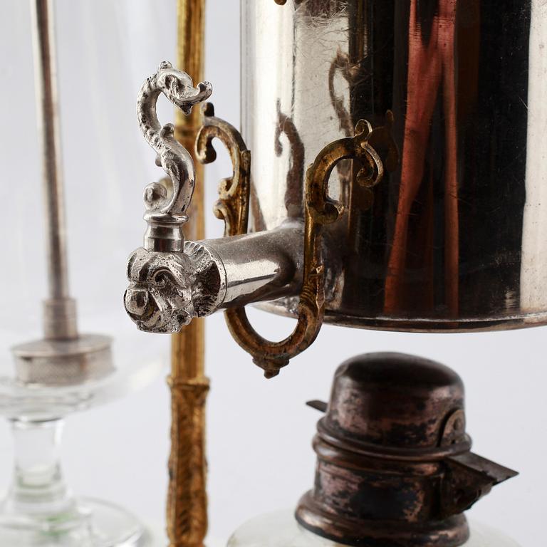 KAFFEPERKOLATOR, porslin, glas och mässing, omkring år 1900.