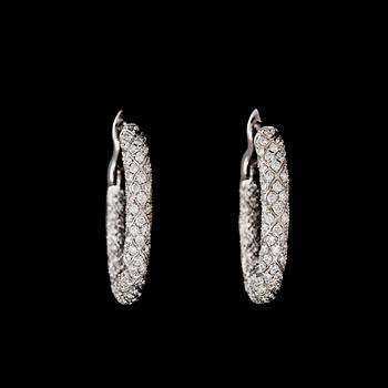 128. A pair of brilliant cut diamond earrings, tot. 5.33 cts.