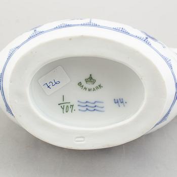 A 'Blue Fluted' / 'Musselmalet' porcelain sauce boat with stand, Royal Copenhagen, model 407, 1893-1900 and 19th century.