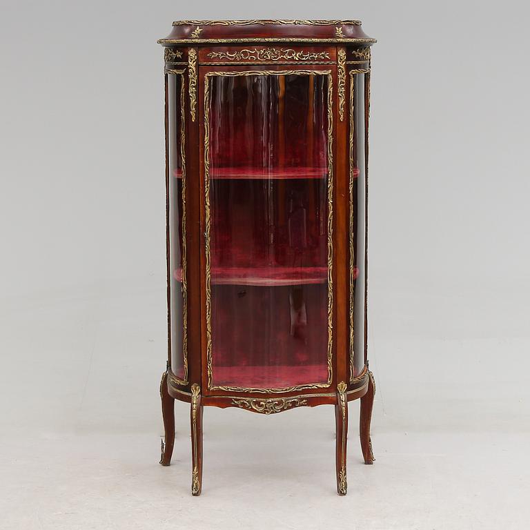 VITRINSKÅP, 1900-talets första hälft.