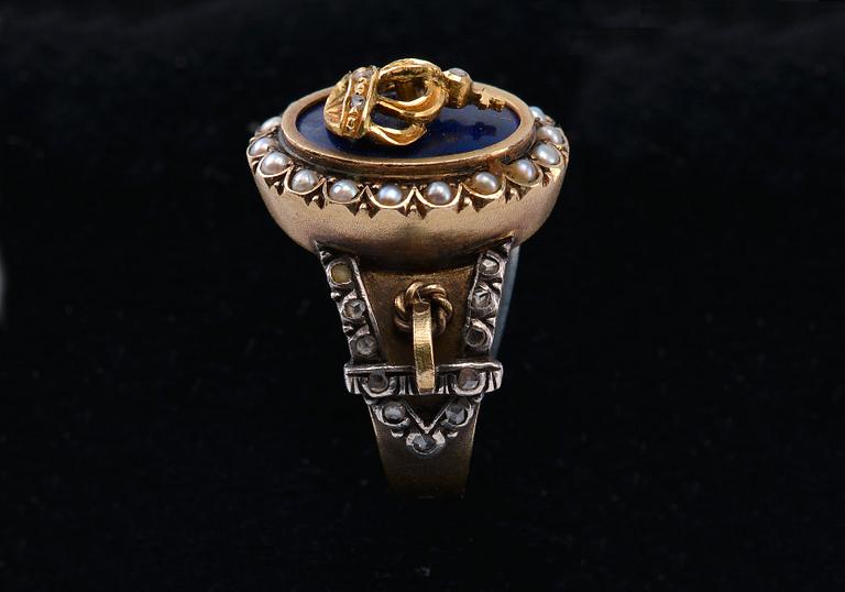 RING, ruusuhiontaisia timantteja, itämaisia helmiä, emalia, 18 K kultaa. Englanti 1800-luvun loppu. Paino 8 g.