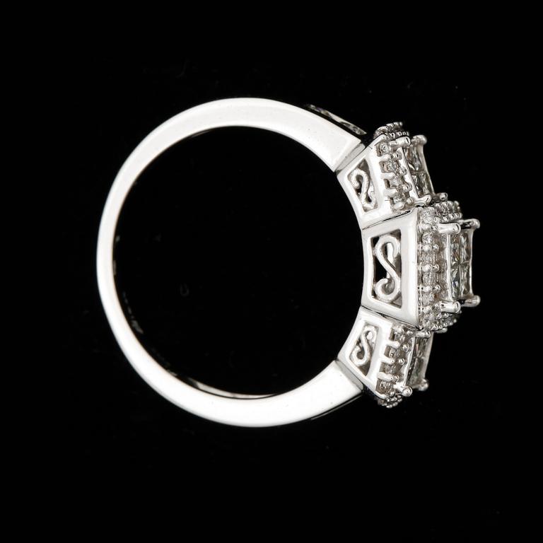 RING, 14k vitguld med 12 prinsesslipade diamanter samt flera små briljantslipade diamanter. Vikt ca 4,7 gram.