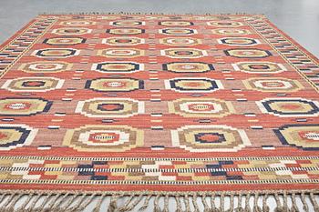 Märta Måås-Fjetterström, MATTA, "Röda åttan" rölakan, ca 328 x 222,5 cm, signerad AB MMF.
