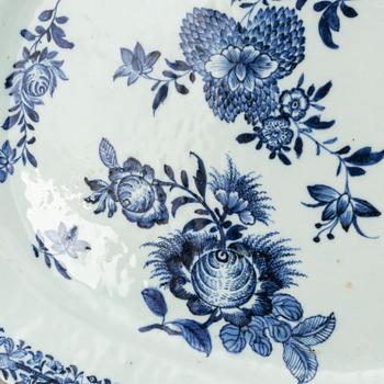 Stekfat, två stycken, kompaniporslin. Qingdynastin, Qianlong (1736-95).