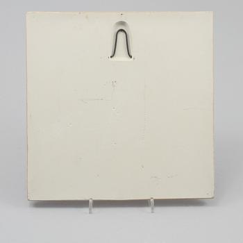 VÄGGRELIEF, vit stengodslera, ur serien "Fjärilsplattor", Gustavsberg, 1972-1974.