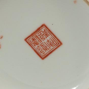 VAS, porslin. Kina, troligen Republik. Qianlongs silgillmärken.