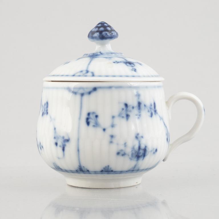 A 'Blue Fluted' / 'Musselmalet rifflet' porcelain cream cup with cover, Royal Copenhagen, older model, around 1800.