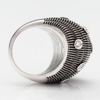 An 18K white gold ring with diamonds ca. 0.31 ct in total.