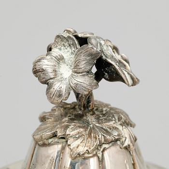 KAFFESERVIS, 3 delar, silver, nyrokokostil, AG Dufva, Stockholm 1911. Tot ca 1388 gram.