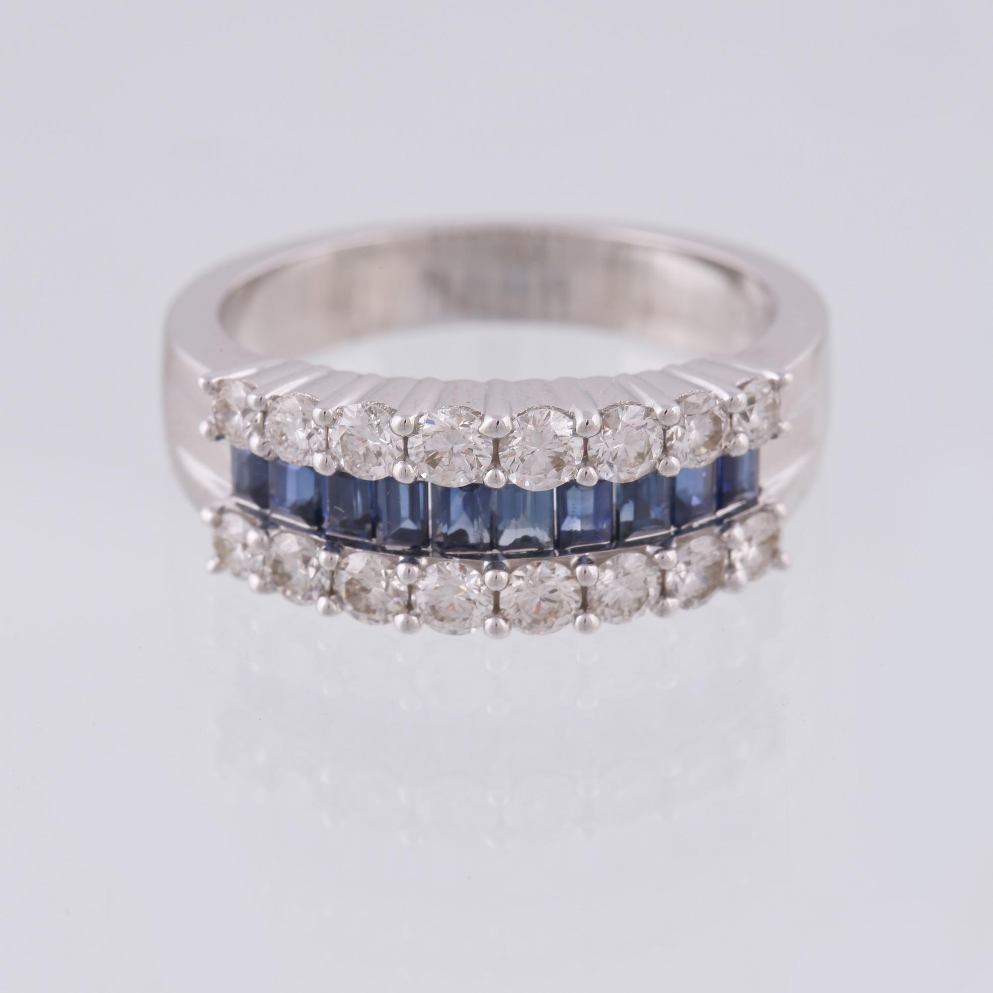 RING, 18K vitguld med 16 briljantslipade diamanter, 0.87 ct samt 10 baguetteslipade blå safirer, 0.81 ct. Vikt 7,9 gram.