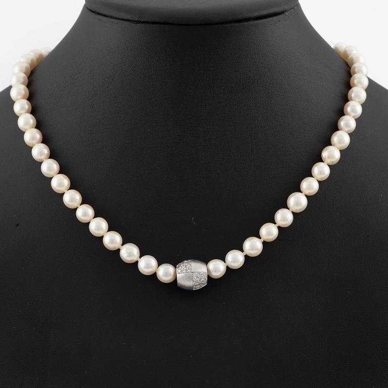 Pearl necklace, with cultured pearls, clasp in 18K white gold set with brilliant-cut diamonds.