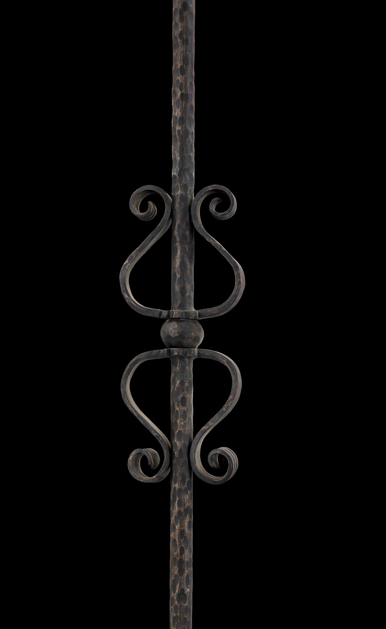 TAKLAMPA, smidesjärn, 1900-talets första del. Höjd ca 129 cm.