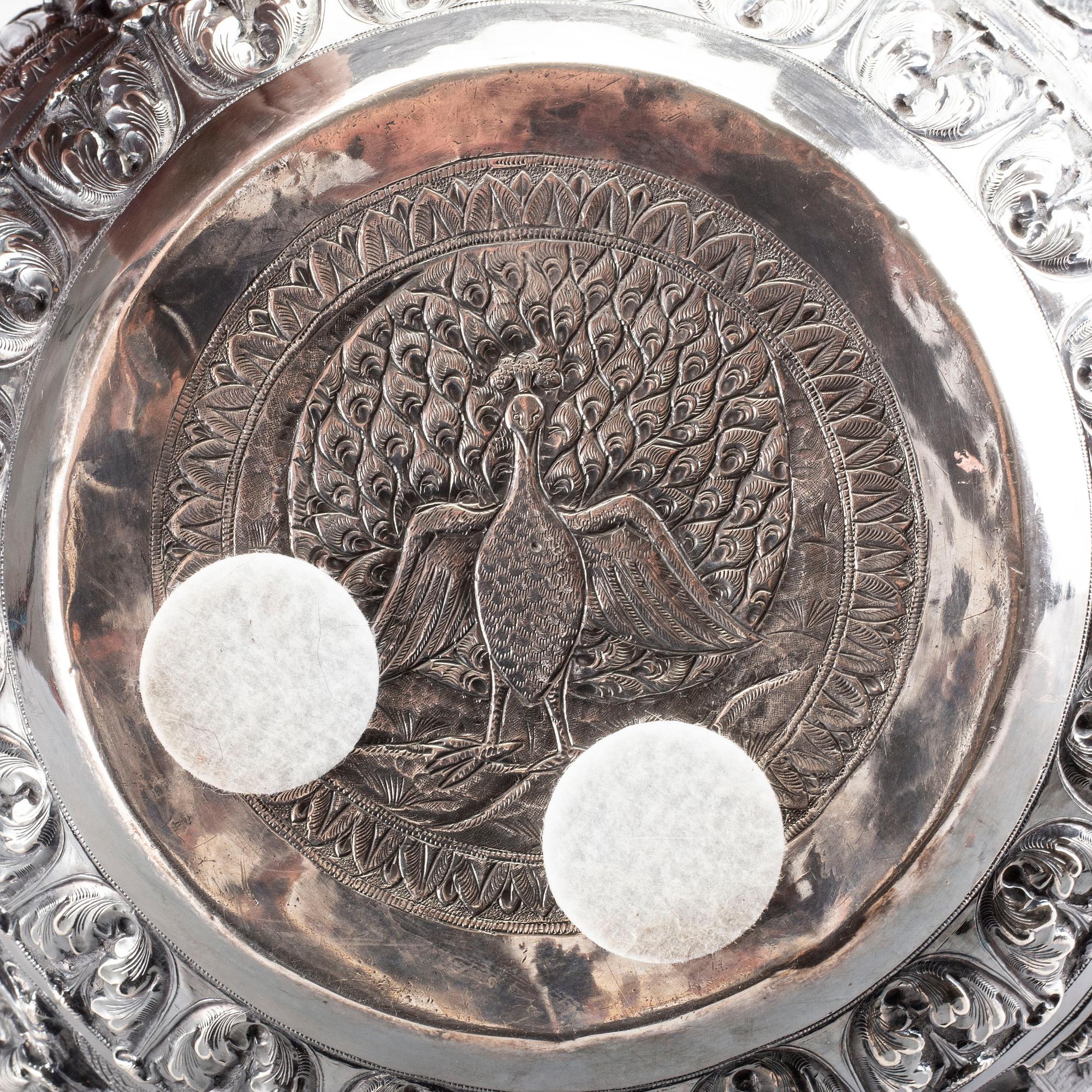 AN INDIAN BURMESE SILVER BOWL / JARDINIERE.