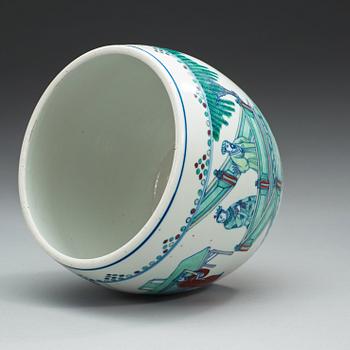 KRUKA, porslin. Qing dynastin, 1800-tal.